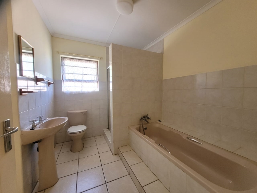 To Let 4 Bedroom Property for Rent in Wavecrest Eastern Cape